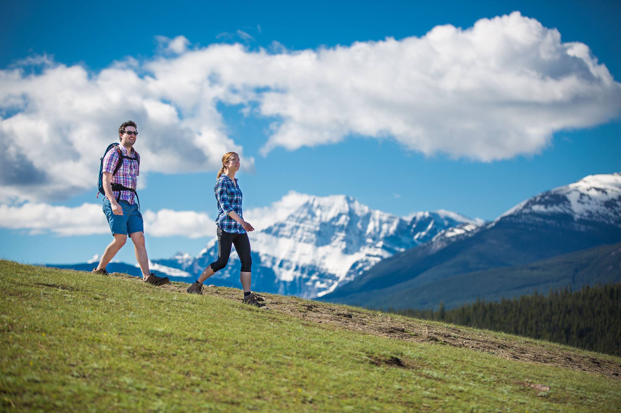 Hike jasper. Команда на высоте горы лето. Hiking Summer.